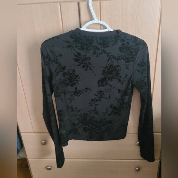 Forever 21 Ladies Black Velvet Floral Long Sleeved Top Size SMALL - Picture 6 of 8